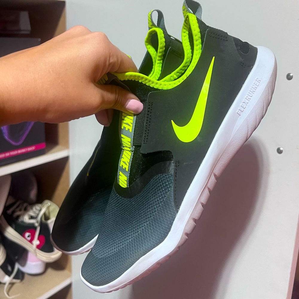 Nike Easy Slip on Sneakers 👟